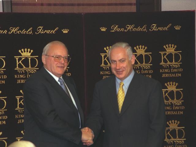 Bundespräsident Roman Herzog mit dem damaligen und heutigen israelischen Ministerpräsidenten Benjamin Netanyahu bei einem Staatsbesuch in Jerusalem 1998